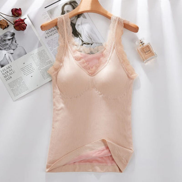 Beiges Damen-Spitzenunterhemd auf Holzkleiderbügel, elegantes Design, weiches Material.