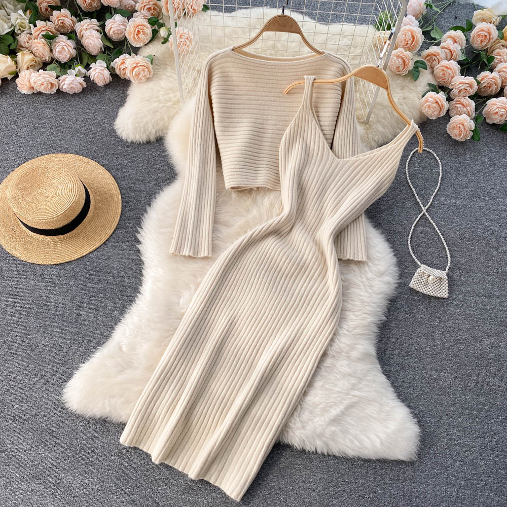Beiges Strickkleid und Pullover-Set auf Fellteppich, elegantes Damenoutfit, Herbstmode.