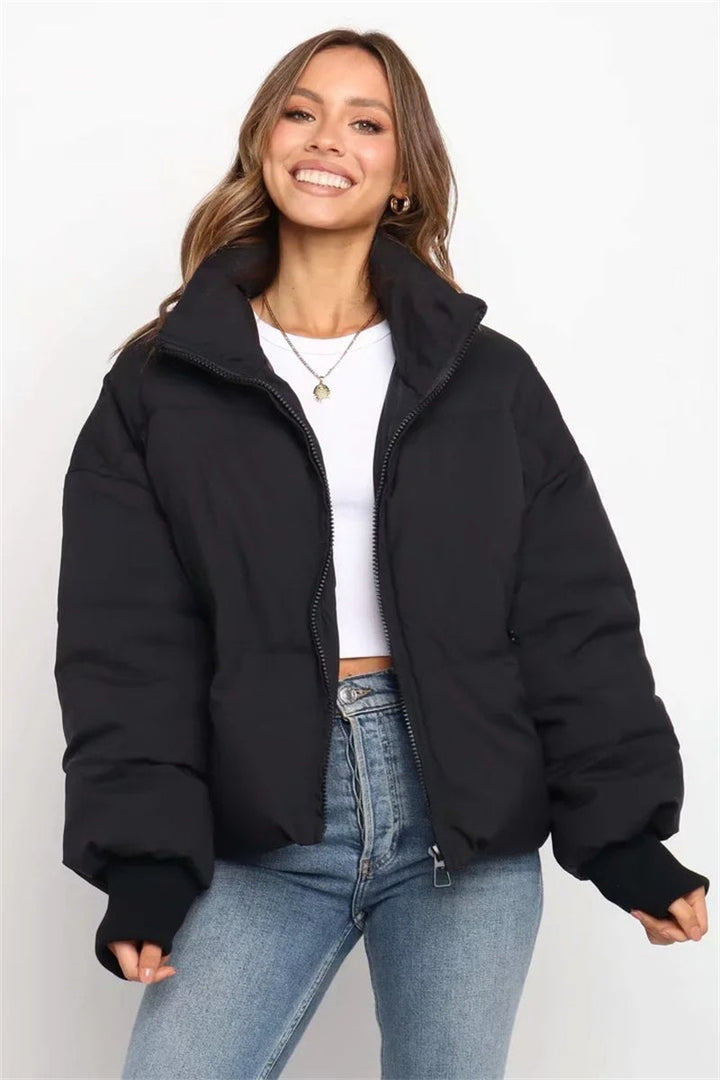 Frau in schwarzer Steppjacke, Reißverschluss, lässig, modisch, Winterkleidung, Damenmode.