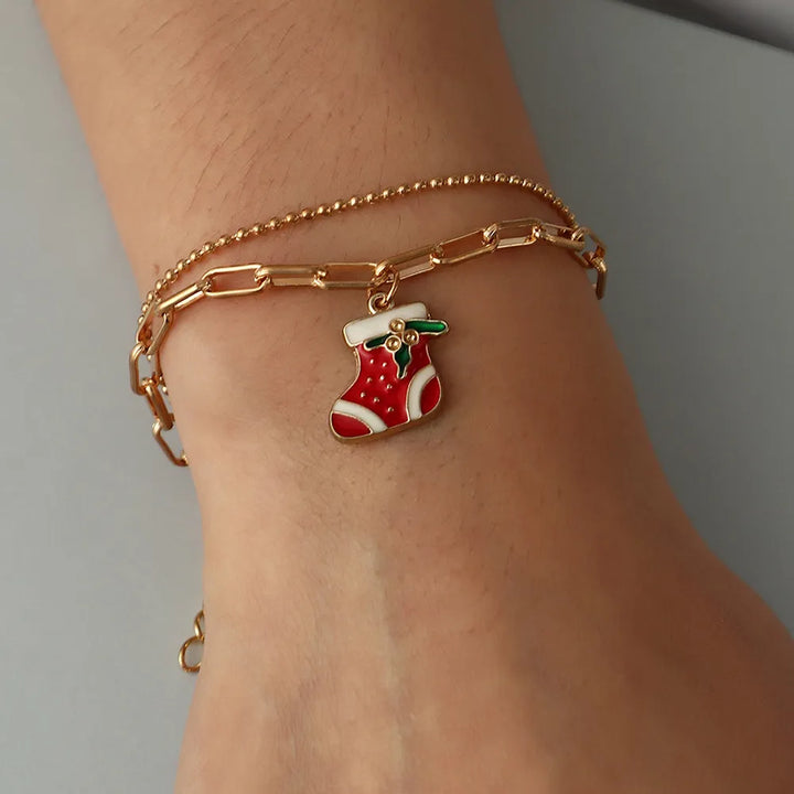 Goldenes Armband mit rotem Weihnachtsstrumpf-Anhänger, Damen-Schmuck, festlich, elegant.
