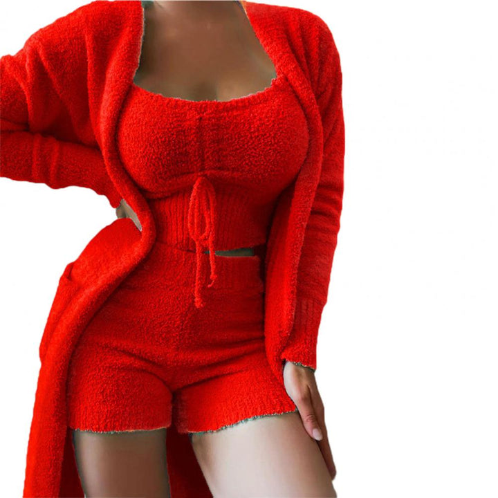 Frau in rotem Strick-Set mit Top, Shorts und Cardigan, modisch, bequem, Damenbekleidung.