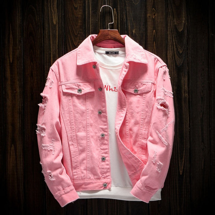 Rosa Jeansjacke mit Rissen, Herrenmode, Denim, lässiger Stil, Holzkleiderbügel.