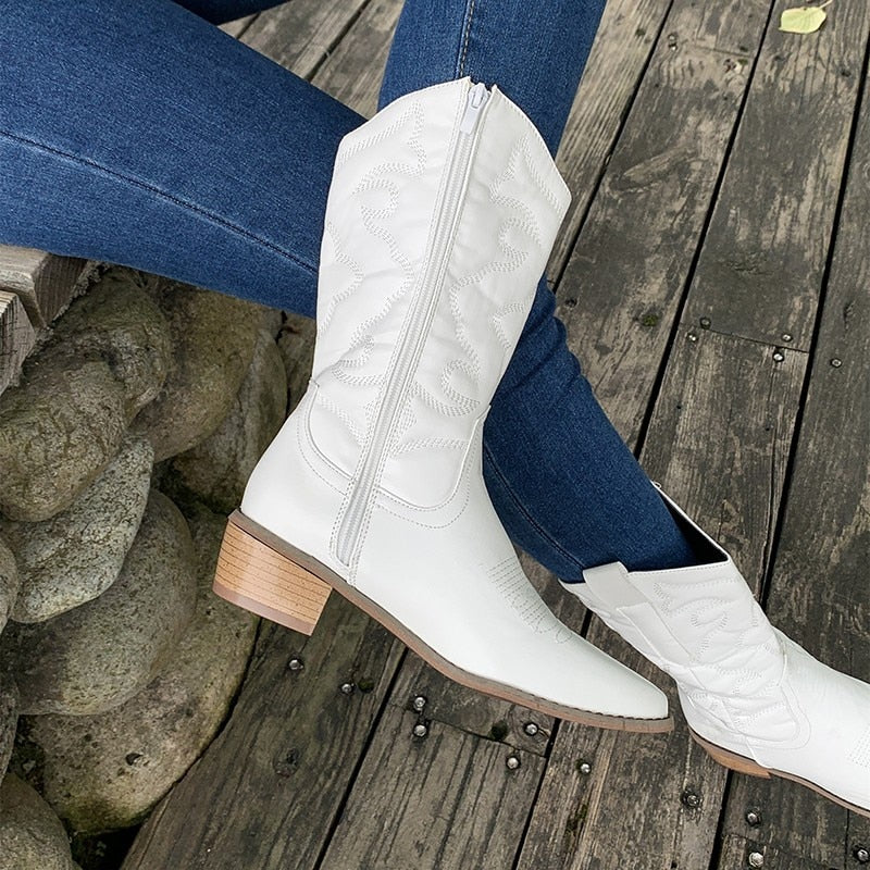 Weiße Cowboystiefel Damen, Leder, Holzabsatz, modisch, Outdoor, Jeans, Holzterrasse.