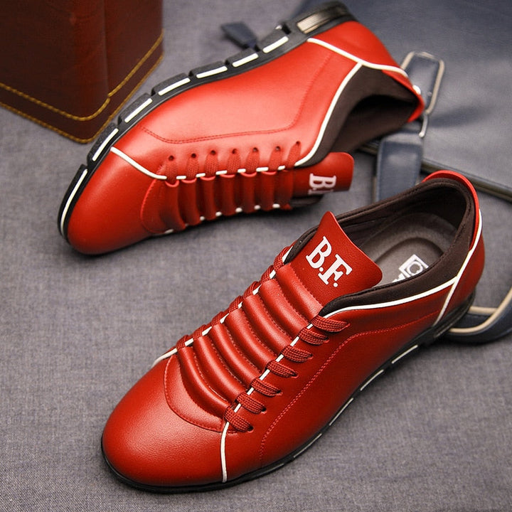 Rote Herrenschuhe aus Leder mit Schnürung, sportlich, modisch, bequem, für Freizeitkleidung.