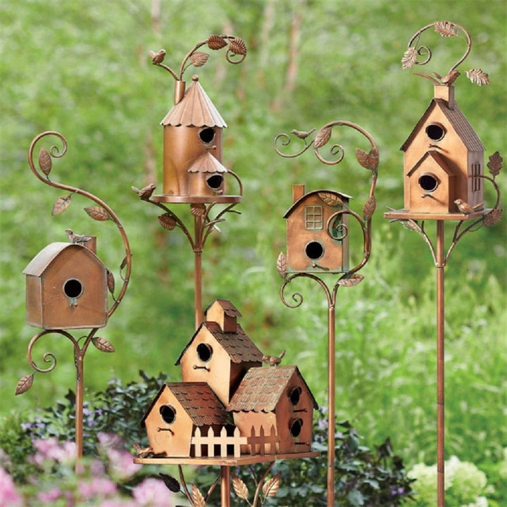 Dekorative Vogelhäuser aus Metall, rostfarben, auf Stangen, für Garten, mit Blattverzierungen.