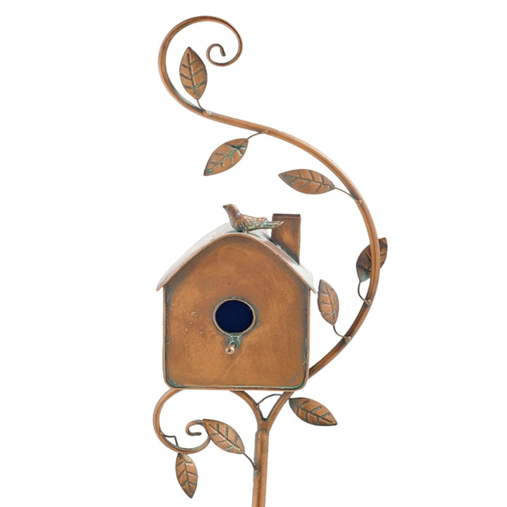 Dekoratives Vogelhaus aus Metall mit Blättern und Vogel, rostbraun, Gartenornament.