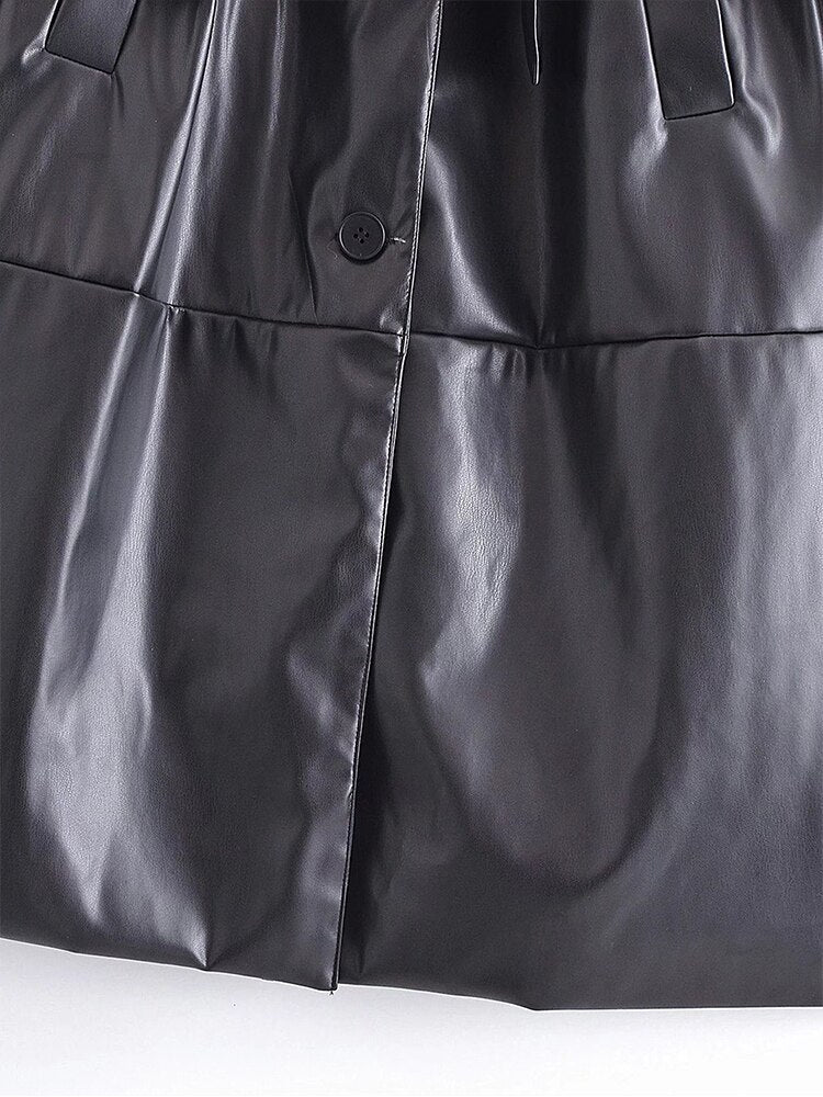 Schwarzer Lederrock, Knopfdetail, elegantes Design, Damenmode, hochwertiges Material.
