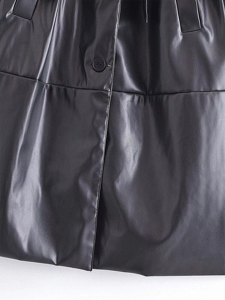 Schwarzer Lederrock, Knopfdetail, elegantes Design, Damenmode, hochwertiges Material.