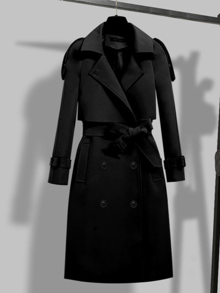 Schwarzer Trenchcoat Damen, doppelt geknöpft, Gürtel, klassisch, elegant, Herbstmode.