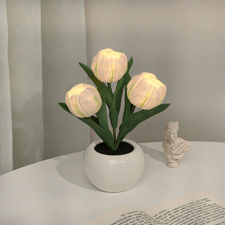 Künstliche Tulpenlampe in weißem Keramiktopf, dekorative LED-Blumenleuchte, Tischdekoration.
