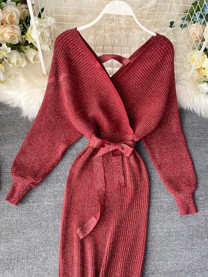 Roter Strickpullover mit V-Ausschnitt, langen Ärmeln und Gürtel, Damenmode, elegant.