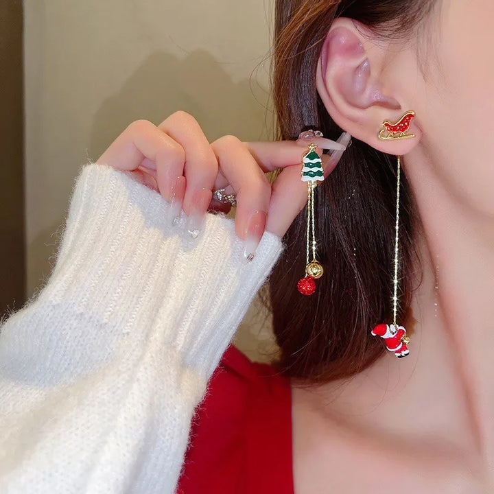 Frau mit Weihnachts-Ohrringen, rot-weiß, Weihnachtsbaum- und Nikolaus-Design, festlich, modisch.