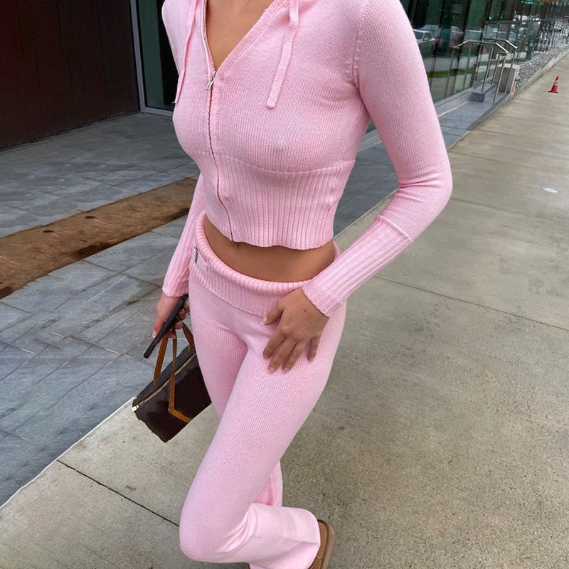Frau in rosa Strick-Trainingsanzug, Kapuzenjacke, Jogginghose, modisch, urbaner Stil.