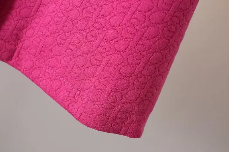 Rosa gesteppter Stoff mit geprägtem Muster, ideal für modische Bekleidung und Accessoires.