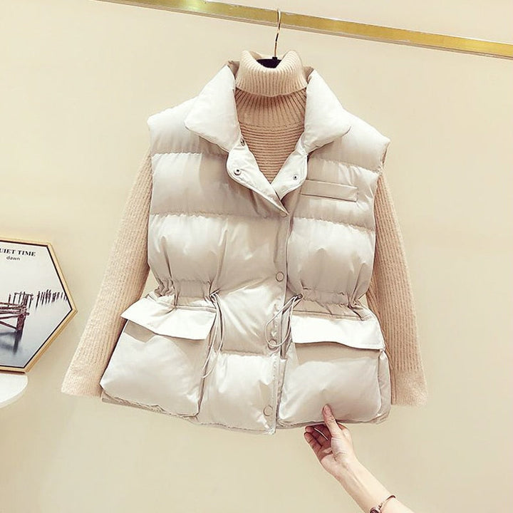 Damen Daunenweste beige, ärmellos, gesteppte Jacke, modisch, warm, Winterbekleidung.
