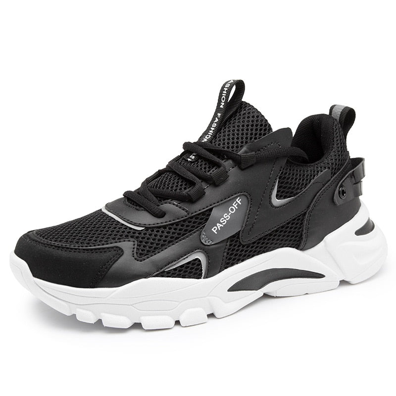 Schwarzer Sneaker, atmungsaktives Mesh, weiße Sohle, Herrenmode, sportlich, bequem.