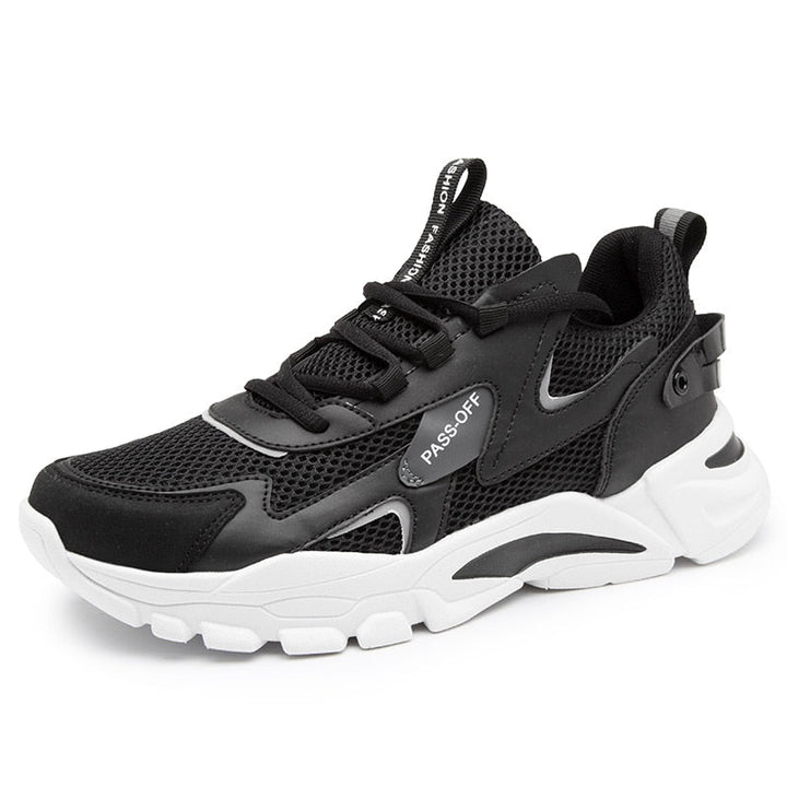 Schwarzer Sneaker, atmungsaktives Mesh, weiße Sohle, Herrenmode, sportlich, bequem.