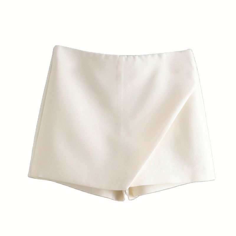 Weiße Damen-Shorts aus Baumwolle, elegant, Sommermode, minimalistisches Design.
