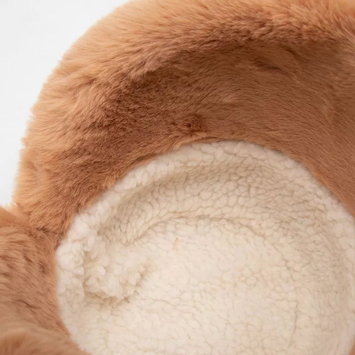 Brauner Plüsch-Hut mit weißem Fleece-Innenfutter, modisch, warm, Winteraccessoire.