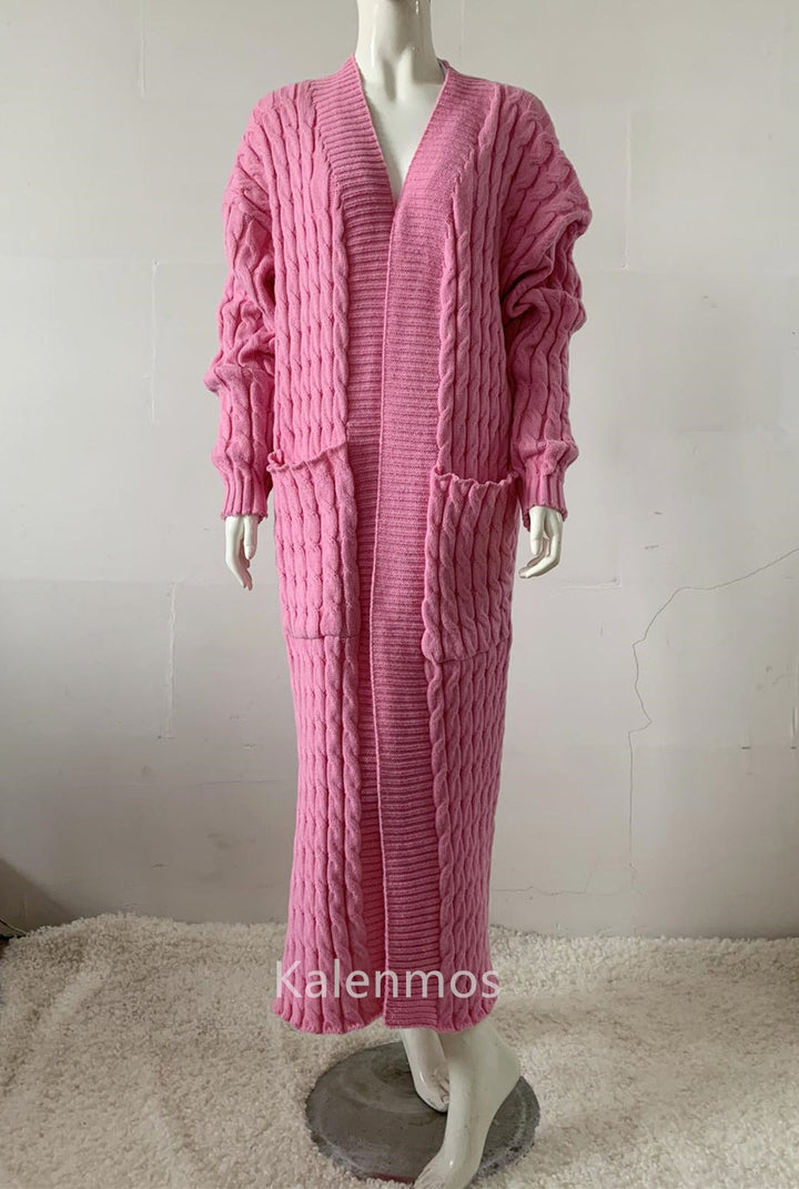 Rosa Strick-Cardigan Damen, lang, Zopfmuster, Taschen, gemütlich, modisch, Herbstmode.
