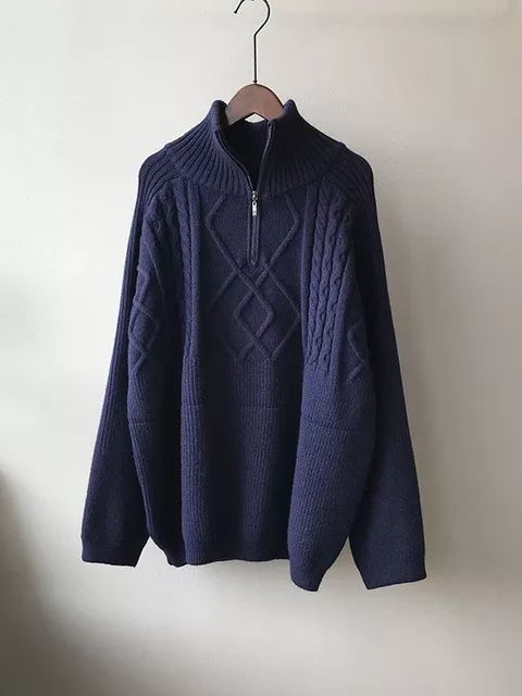 Dunkelblauer Strickpullover mit Reißverschluss, Zopfmuster, Herrenmode, Winterkleidung.