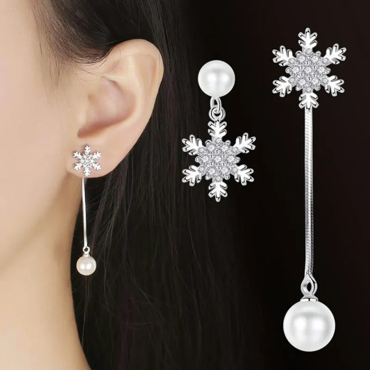 Silberne Schneeflocken-Ohrringe mit Perlen, eleganter Schmuck für Damen.
