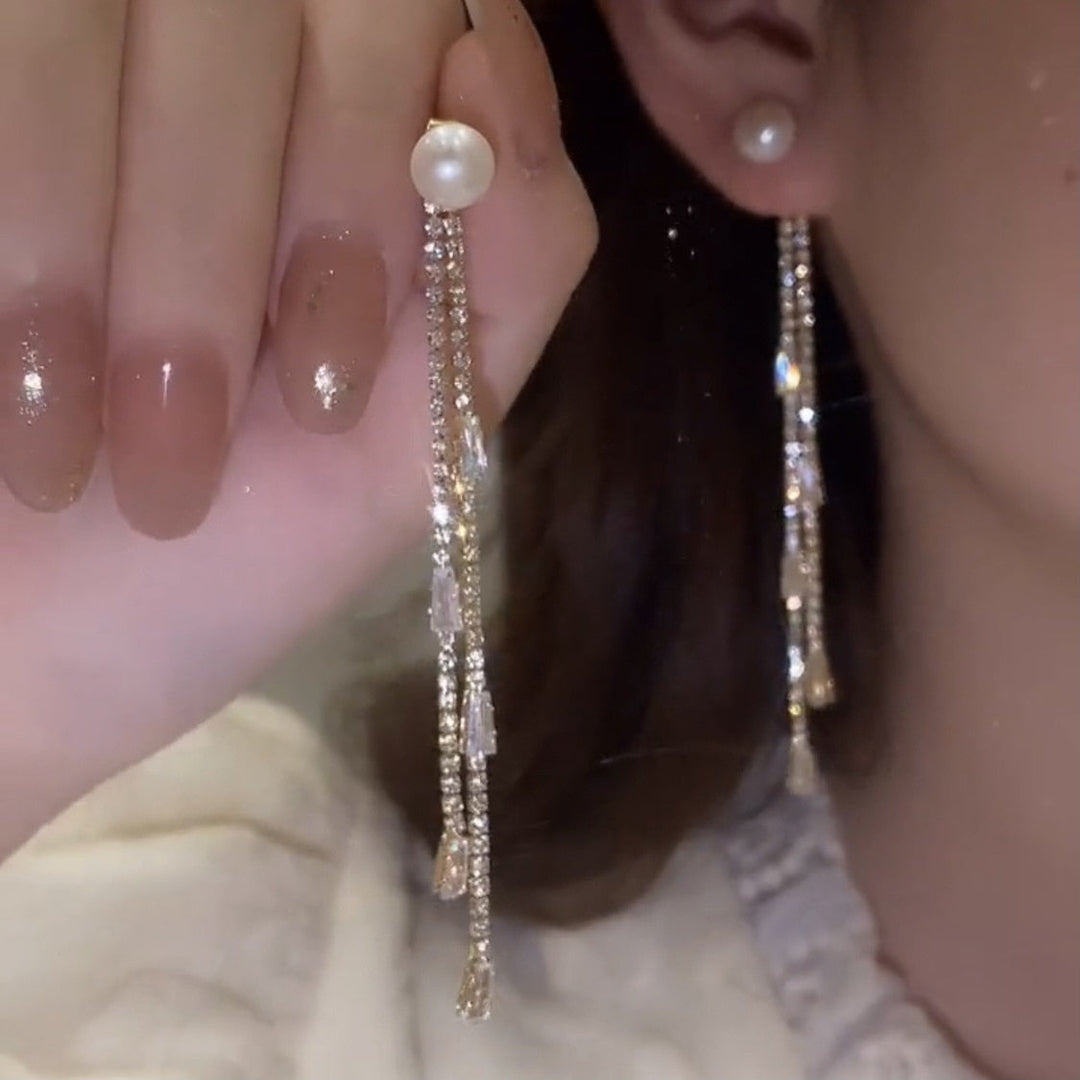 Funkelnde Ohrringe mit Perlen und Strass, eleganter Schmuck, Damenaccessoire, modisch.