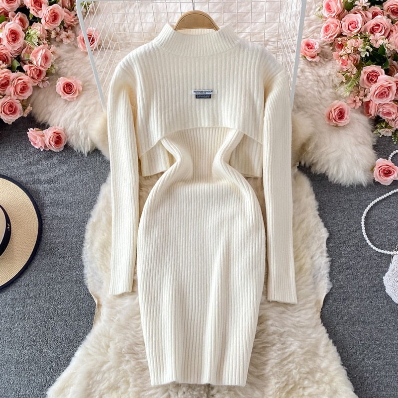 Elfenbeinfarbenes Strickkleid mit Rollkragen, elegantes Design, Damenmode, Herbst/Winter.