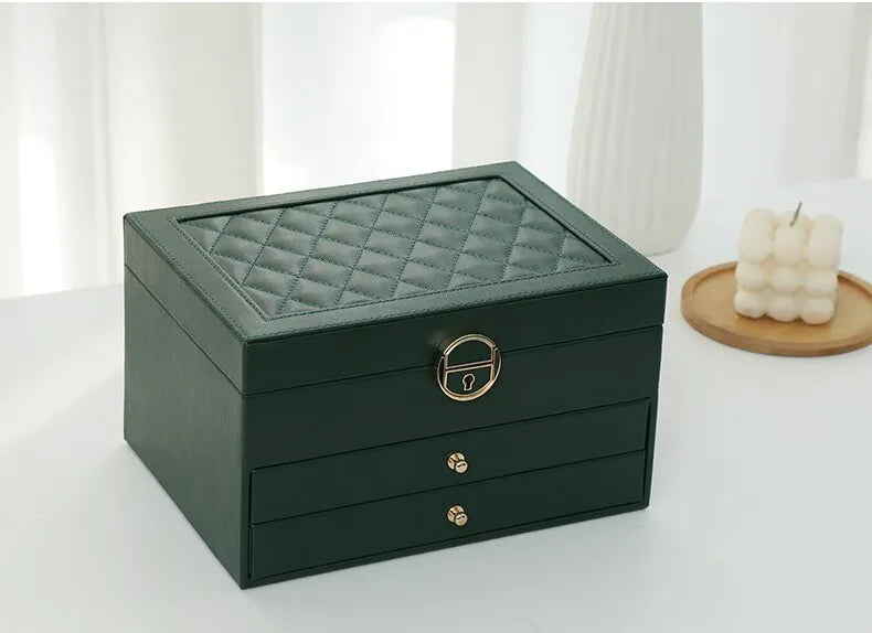 Grüne Schmuckschatulle mit Rautenmuster, Lederoptik, abschließbar, drei Schubladen, elegant.