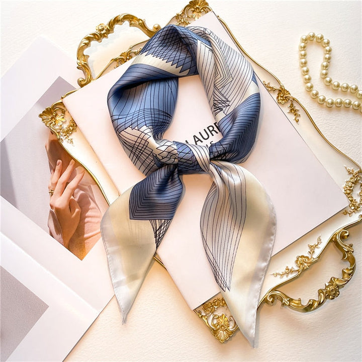 Seidenschal Damen, blau-weiß, geometrisches Muster, elegant, modisches Accessoire, Geschenkidee.