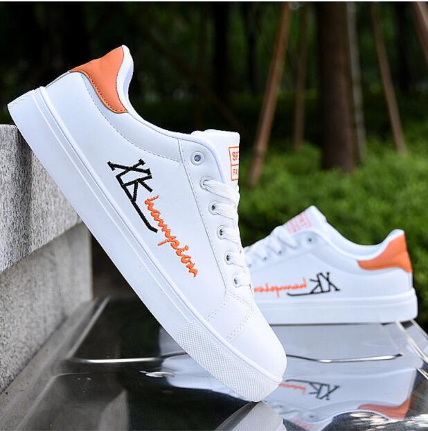 Weiße Sneaker mit orangefarbenen Akzenten, Leder, Herren, sportlich, modisch, bequem.