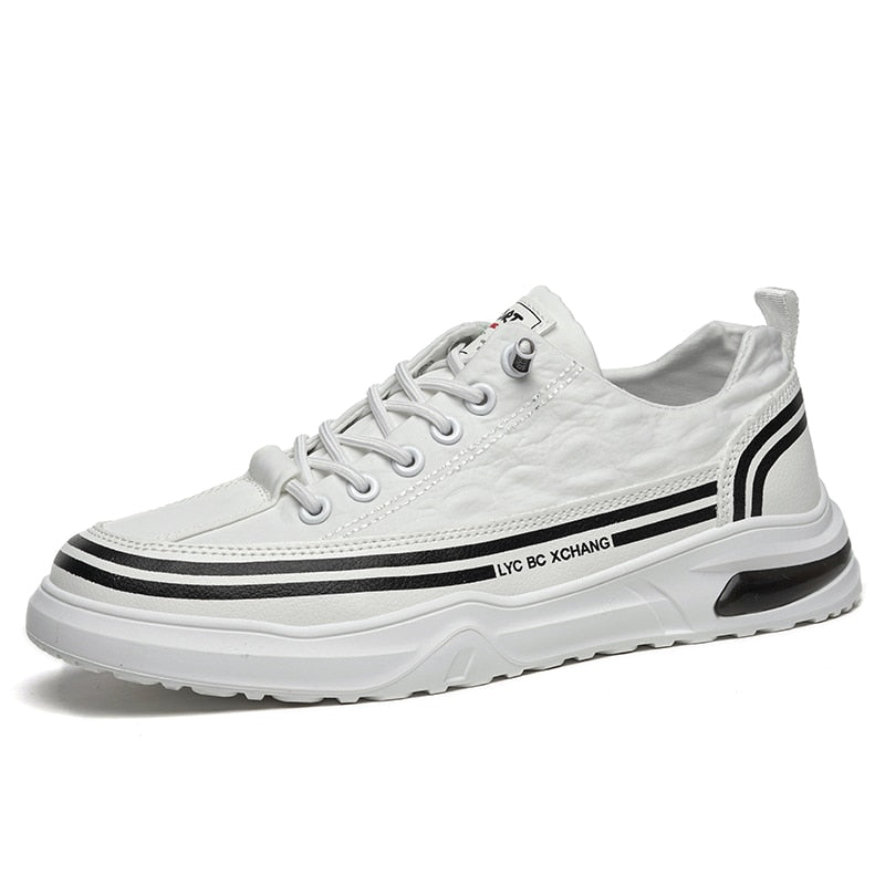 Weiße Sneaker mit schwarzen Streifen, sportlich, atmungsaktiv, modisch, Herren-Freizeitschuhe.