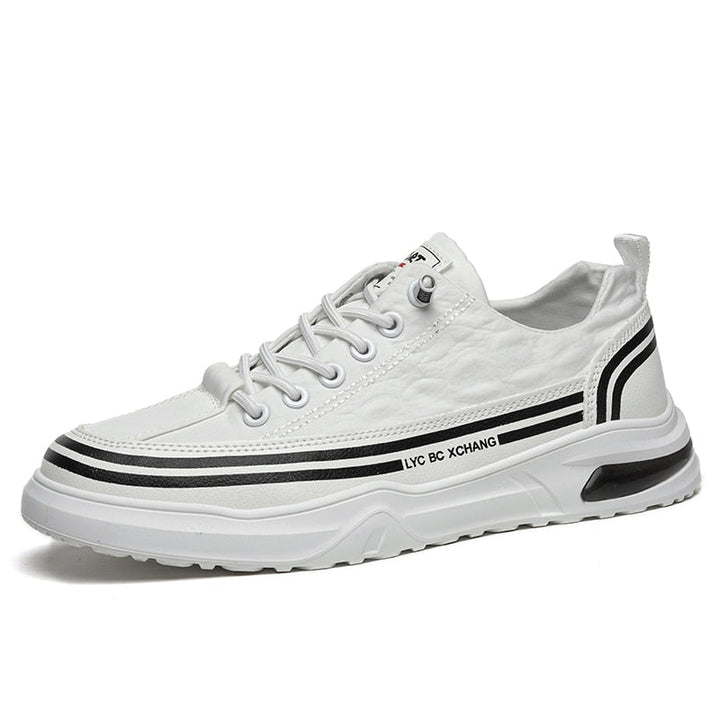 Weiße Sneaker mit schwarzen Streifen, sportlich, atmungsaktiv, modisch, Herren-Freizeitschuhe.
