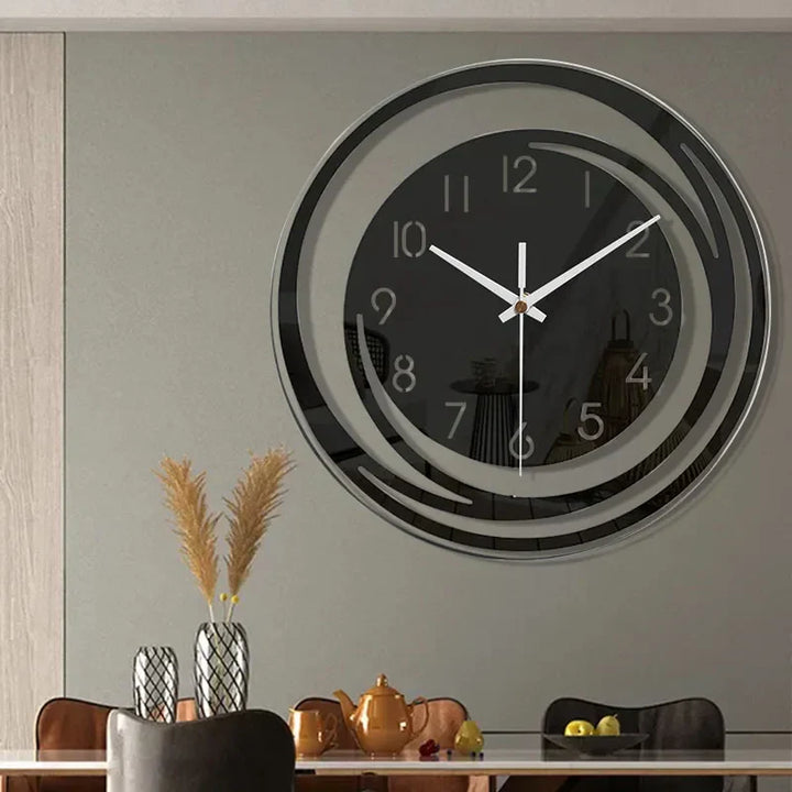 Moderne schwarze Wanduhr mit silbernen Akzenten, rund, stilvolles Design für Wohnzimmer.