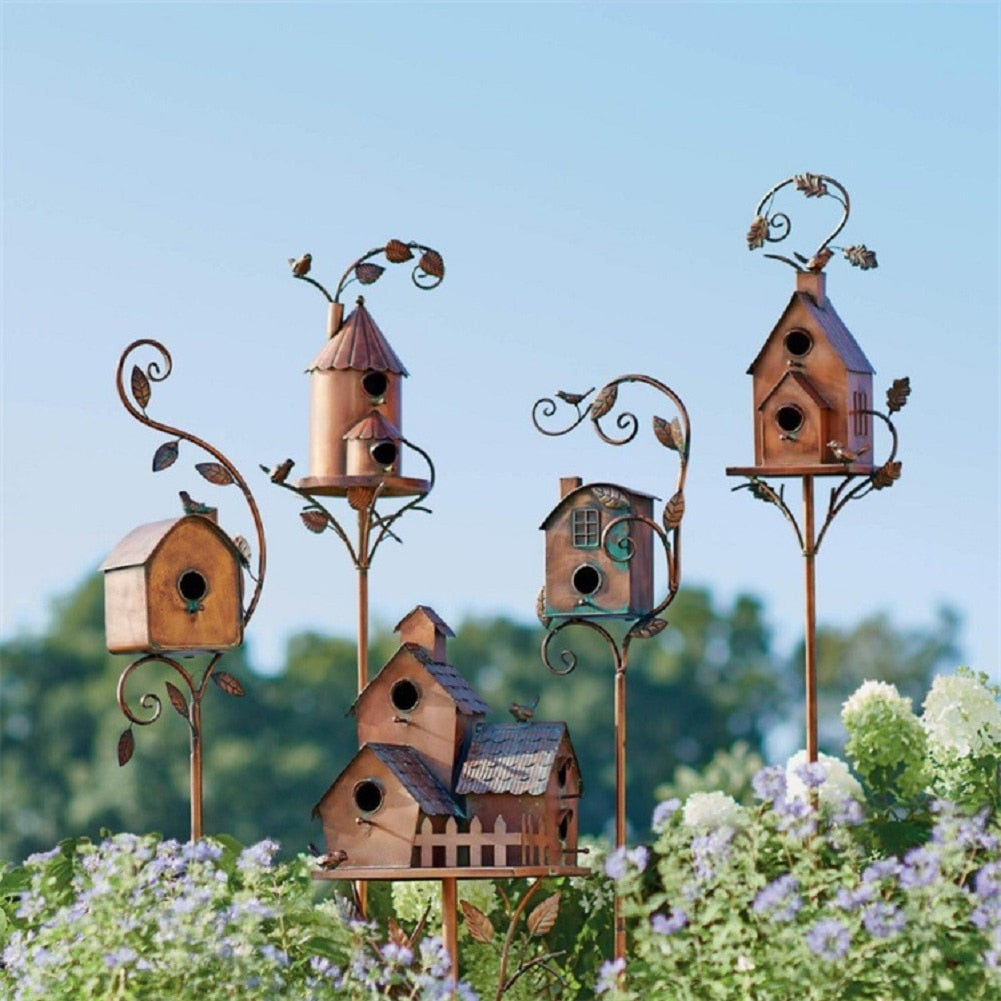 Rostfarbene Metall-Vogelhäuser auf Stangen, dekorativ, Gartenornament, Vintage-Stil.