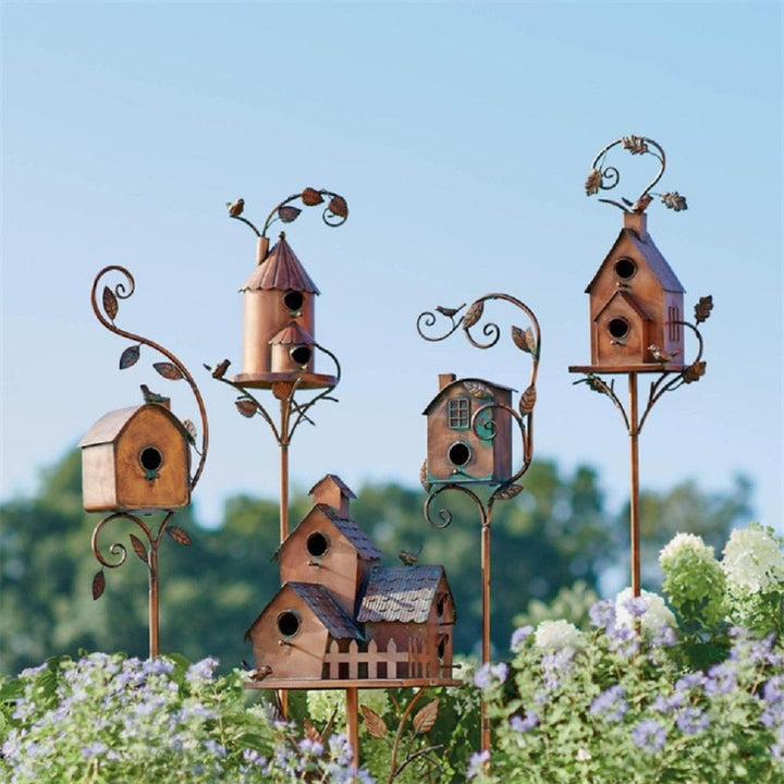 Rostfarbene Metall-Vogelhäuser auf Stangen, dekorativ, Gartenornament, Vintage-Stil.