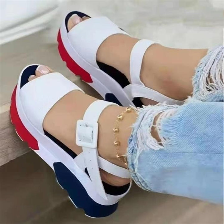 Weiße Plateau-Sandalen mit roten und blauen Sohlen, Damenmode, Sommer, lässig, bequem.