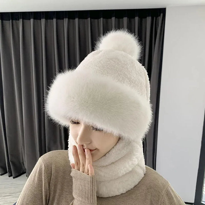 Damen Wintermütze aus weißem Kunstpelz mit Bommel, warm und modisch.