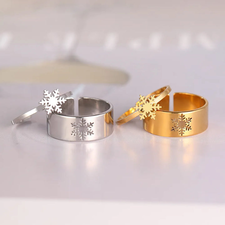 Zwei Schneeflockenringe, silber und gold, Edelstahl, modisches Schmuckdesign.