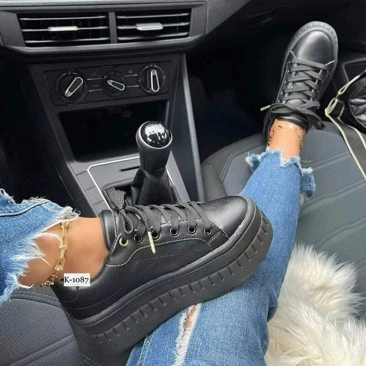 Schwarze Plateau-Sneaker aus Leder, Damenmode, Autofahrt, lässiger Stil, zerrissene Jeans.