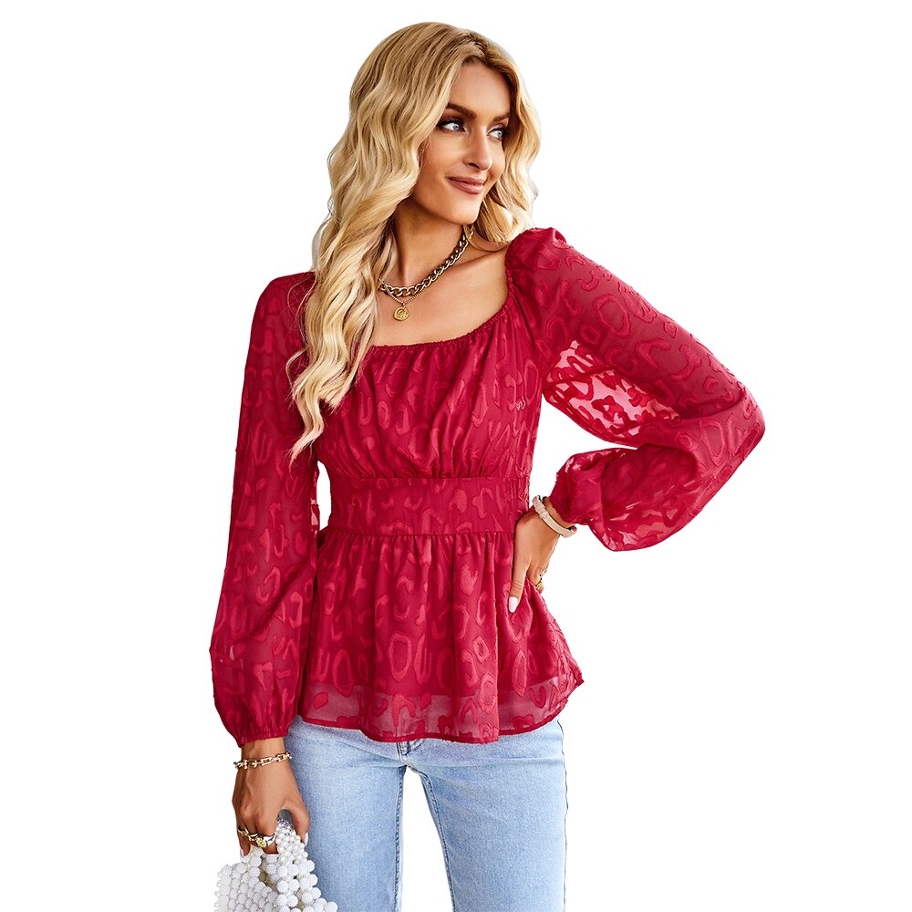 Frau in roter Chiffonbluse mit langen Ärmeln und Jeans, modisch, elegant, Damenmode.