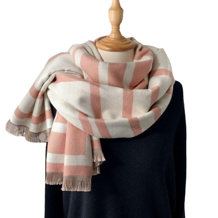Rosa-weiß karierter Schal aus Wolle, Damenmode, warm, elegant, Herbst-Winter Accessoire.