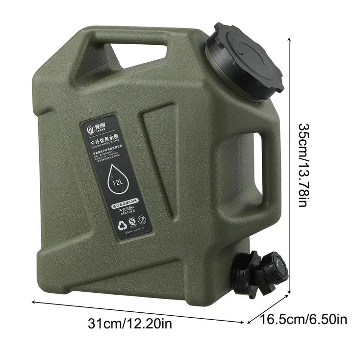 Grüner 12L Wasserkanister aus Kunststoff mit Griff und Schraubverschluss, ideal für Camping.