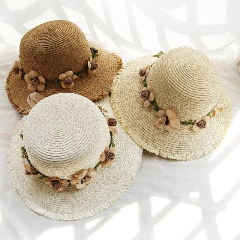 Drei Damen-Strohhüte mit Blumen, beige und braun, Sommermode Accessoire.