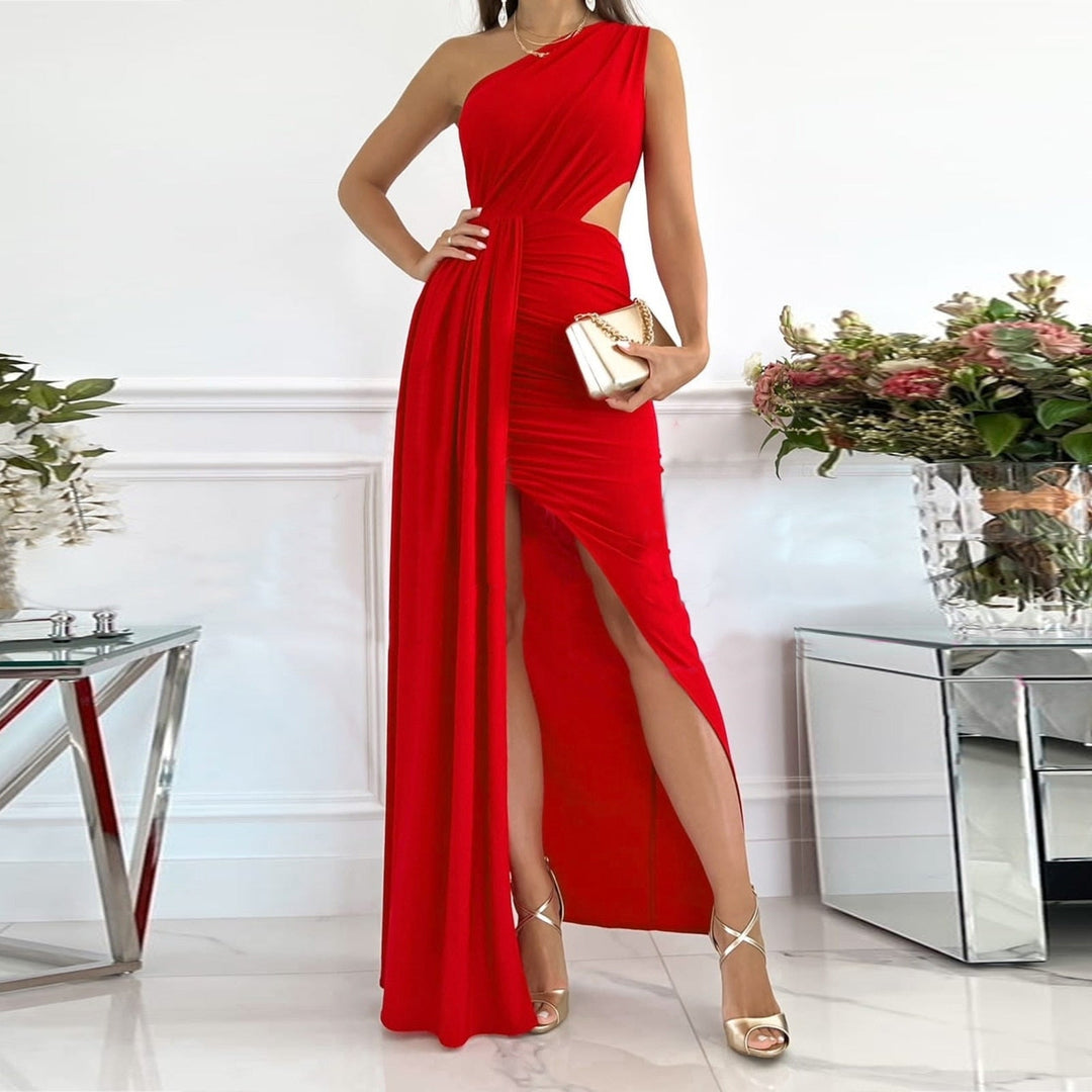 Rotes Abendkleid, asymmetrisch, mit Schlitz, elegantes Design, ideal für formelle Anlässe.