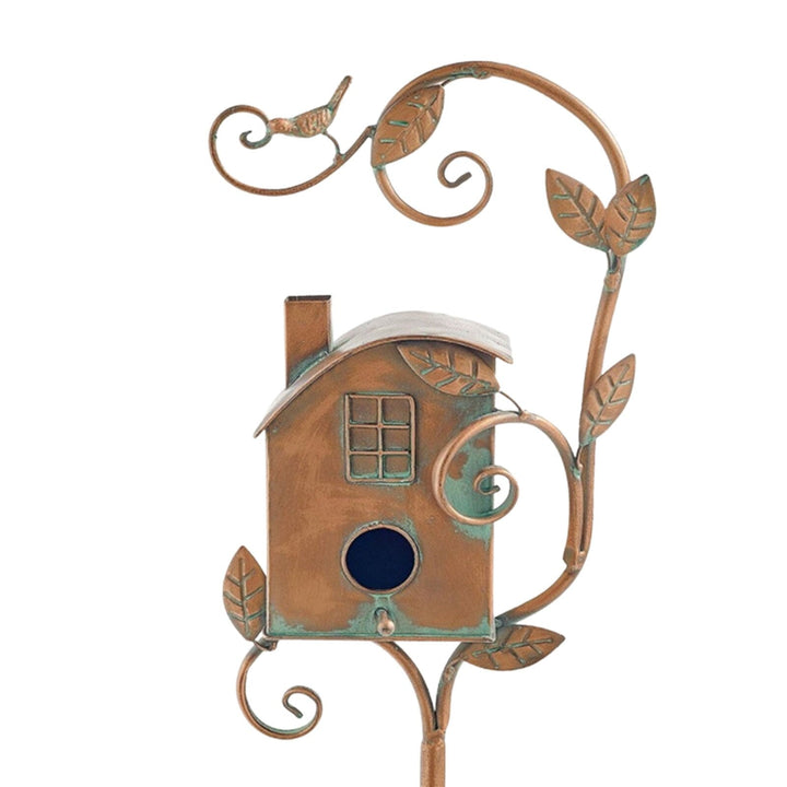 Metall-Vogelhaus mit Blättern und Vogel, dekorativ, rostfarben, Gartenornament.