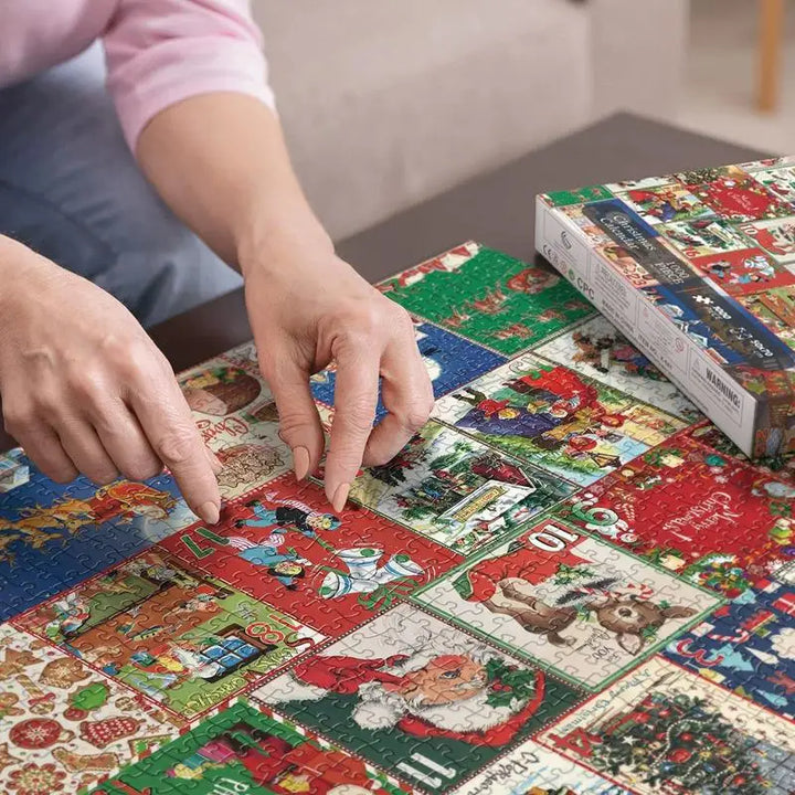 Person legt buntes Weihnachts-Puzzle zusammen, Hände, Tisch, Puzzlebox, festliche Motive.