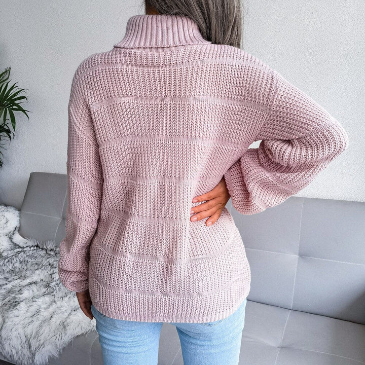 Rosa Strickpullover Damen, Rollkragen, gemütlich, modisch, Herbstmode, Rückansicht.