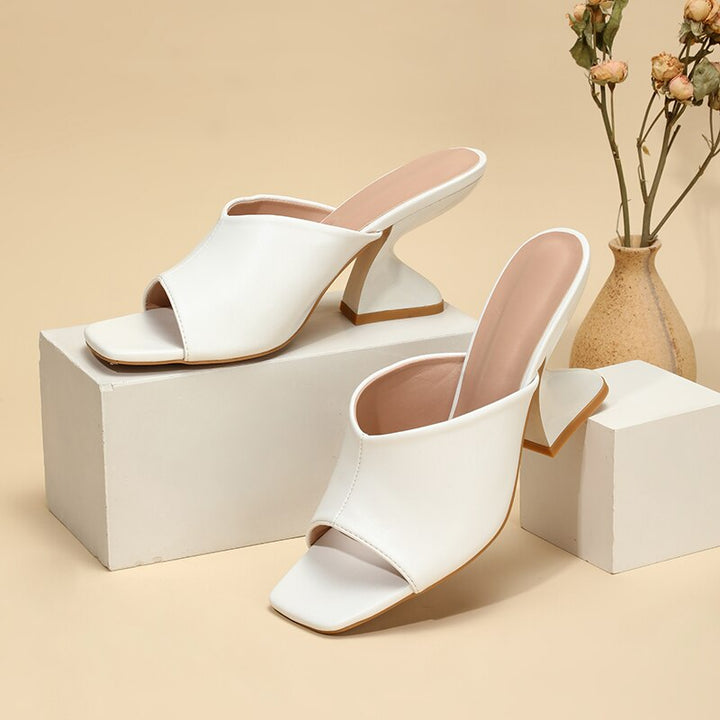 Weiße Damen-High-Heels, offener Zeh, Leder, moderner Stil, auf Podest, beige Hintergrund.
