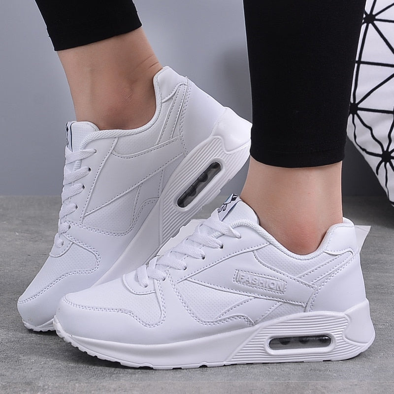 Weiße Damen-Sneaker, atmungsaktiv, modisch, mit Luftpolstersohle, ideal für Sport und Freizeit.